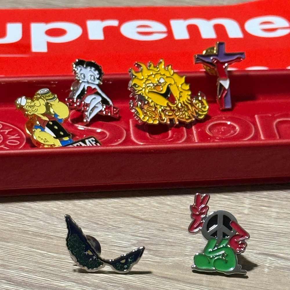Supreme peace pin (more) x1